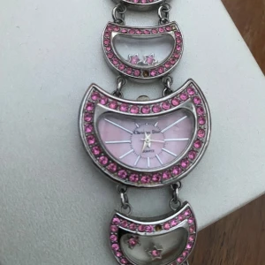 Snygg klocka  - Mycket fin och unik klocka. Vet ej om den är äkta eller inte. Fattas en sten därav det låga priset. Annars i perfekt skick.