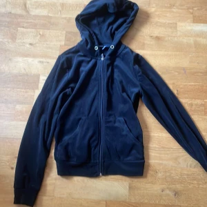Svart zip hoodie - Svart velour zip hoodie ifrån Gina i strl xs