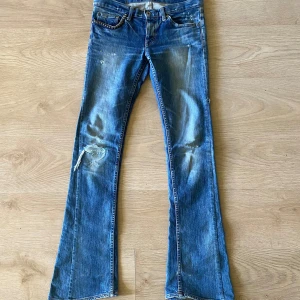 Hysteric glamour studded denim - Storlek XS. Waist 29 length 32. Bra skick :P  Skriv om intresserad!  Mått: Innerben längden 78, midja 40, Benöpning 22, lår 22, knä 16