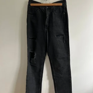 Svarta jeans med hål från Zara - Väldigt bra skick trots att de är köpta för ett tag sen. Väldigt fin urtvättat svart färg med fina hål. 