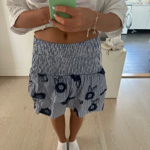 Kjol - Randig kjol med blommor från Lindex 