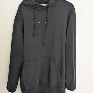 Alyx hoodie - Säljer min alyx hoodie pga att den aldrig används. Bra skick.