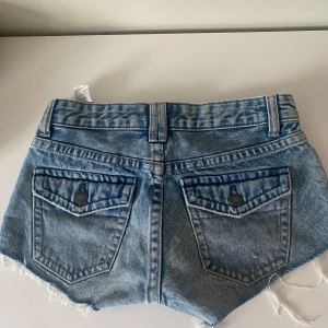 Jeansshorts pull & bear - Supersnygga jeansshorts från Pull & bear. Storlek 32. Inga defekter och endast använda några få gånger 💗