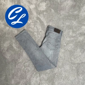 Jack & Jones Jeans  - Jack & Jones jeans | Skick: 7/10 | Strl 29/30 | Pris - 399 | Minimal skada finns, kontakta för bild | Fraktar via Postnord eller Instabox på köparens bekostnad | Hör av dig vid minsta fråga eller fundering!