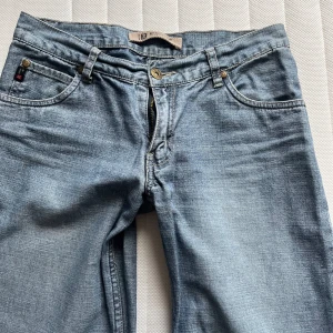Lågmidjade jeans - Lågmidjade jeans från märket ”Reserved jeans division”. Köpta på Vinted men var lite för små. Har sytt upp de så de är lagom för någon som är 160. Skulle uppskatta midjestorleken till w26-27. De är flare/wide i passformen. Kan skicka fler bilder!💕
