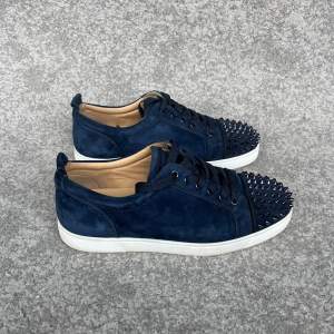 Säljer dessa feta Christian Louboutin Navy, sällsynt cw, conditon 9/10 otroligt bra skick inte en enda spik har förlorat färg, ”brännmärket” på ena sulan går bort med tiden, box tillkommer, för fler bilder skriv i pm