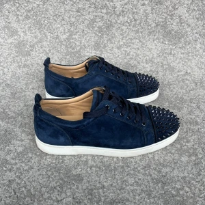 Christian Louboutin  - Säljer dessa feta Christian Louboutin Navy, sällsynt cw, conditon 9/10 otroligt bra skick inte en enda spik har förlorat färg, ”brännmärket” på ena sulan går bort med tiden, box tillkommer, för fler bilder skriv i pm
