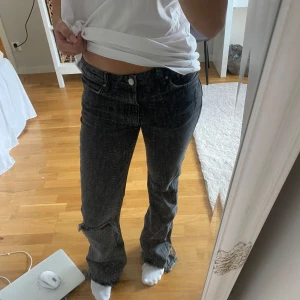 Jeans - Svarta/ mörk grå jeans från gina tricot. De är midwaist och har lite slitningar i designen💗Jag är 170