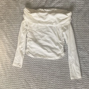 Vit/beige off shoulder  - Säljer denna vita tröjan då den är för liten för mig 