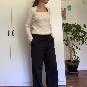 Krämfärgad tröja - Krämfärgad tröja storlek M som sitter fint!!🤩❤️Säljer då den inte kommer till användning!!