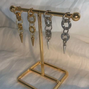 Örhängen  - Jättefina egen gjorda örhängen.  Köp för 99kr/st  Eller  185kr/par  Modell 099