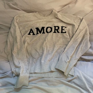 Finstickad tröja 🤍 - Fin beige tröja från Gina Young med text!! Inte alls nopprig o i bra skick 🤍