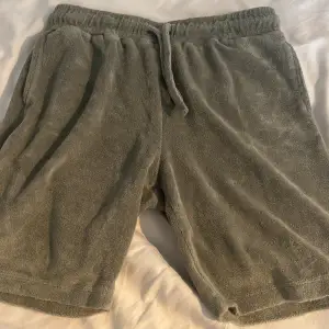 Snygga Frote shorts som tyvärr är för små för mig. De är riktigt bekväma och perfekta nu i sommar