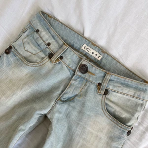 Lågmidjade jeans - Säljer dessa vintage lågmidjade jeans från ICHI. Stl 26/32. Sparsamt använda. Lite slitna längst ner och en pytteliten fläck på benet. Skriv privat om du har frågor!❤️