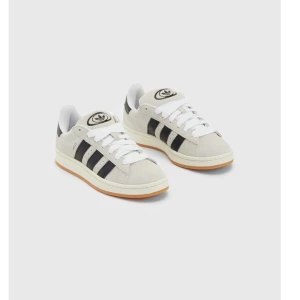 Adidas campus 00s - Adidas campus 00s i färgen crystal white. Använda fåtal gånger, både vita och svarta snören tillkommer💞