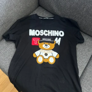 Moschino Tshirt  - Helt nytt jätte fin tshirt knappt använd 
