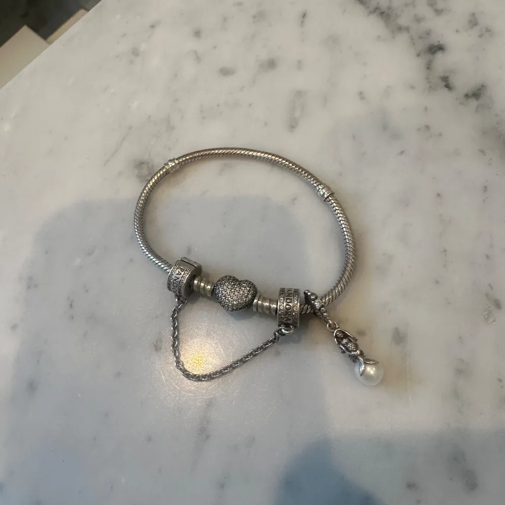 Ingår armband, säkerhetskedja och berlock från deras Disney kollektion🤍nypris över 3000🤍obs, rostar inte!. Accessoarer.