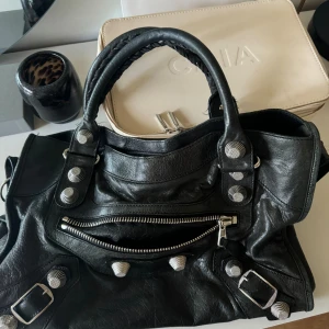 Balenciaga city bag - Säljer min fina balenciaga då den inte kommer till användning längre. Köpt för ca 3 år sedan från vestarie collective och är väldigt sparsamt använd. Skriv gärna vid frågor!