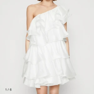 By malina amber vit  - Använd 1 gång, ser annars helt ny ut. Säljer för har ej användning av den längre. Nypris 3800. Kan posta eller mötas upp i Stockholm/nyköping.  Pris kan diskuteras 