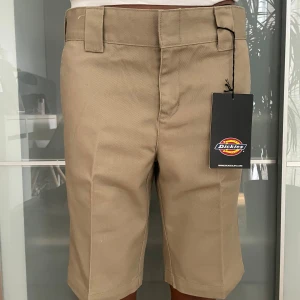 Dickies Slim Fit Short W28 - Oanvända - Helt nya och oanvända Dickies Slim Fit Short i storlek W28. Modell är ca. 155cm och bär vanligtvis strl 26, SX/S. Nypris 600kr