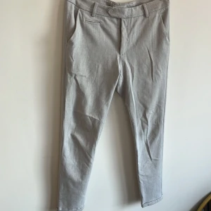 Ljusgråa byxor från Les Deux - Ett par grå byxor från Les Deux. Slim fit. Anvönt skick 8/10. 