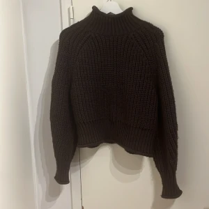 Stickad tröja hm - Brun stickad tröja med halvpolo. Sparsamt använd! 😍
