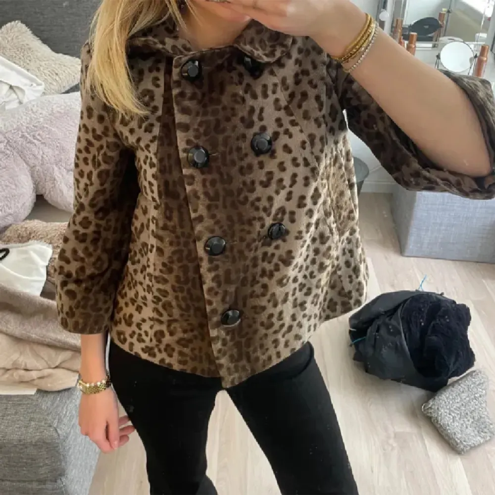 Säljer denna super coola kappa!! I leopard  , så najs till hösten . Jackor.