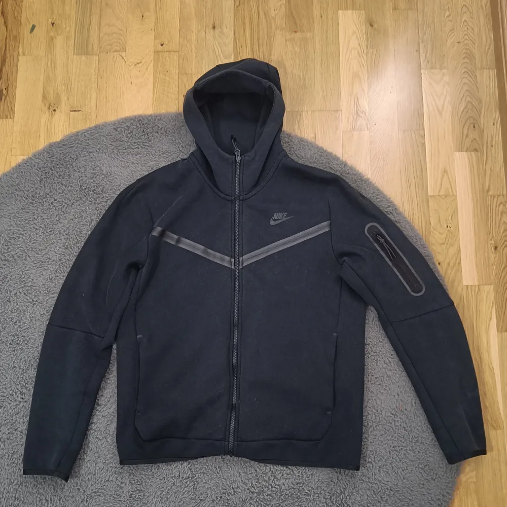 Skick 9/10. Byxor och tröja i size M. Knappt använda då jag bytt stil. Äkta och köpt på Nikes hemsida. Vid fler frågor skriv. Liten skada vid knäet därav 9/10.. Hoodies.