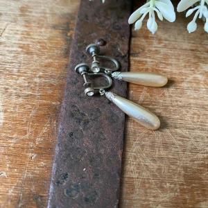 Vintage örhängen clips  - Vackra örhängen i rosafärgade långa pärlor. Mycket fint skick. Förmodligen 50-60 talet.