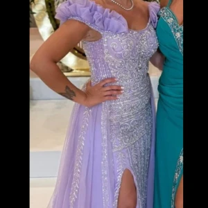 Klänningar  - Säljer denna klänning pågrund av att den användes till ett bröllop och inte kommer komma till användning igen, den ljuslila klänningen är i storlek 36-38 i väldigt bra skick och den är köpt i Södertälje Stocholm. 