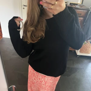 stickad tröja - Bekväm stickad tröja från Vila.  Öppen i ryggen med superfina snören där man kan knyta en rosett. 💗