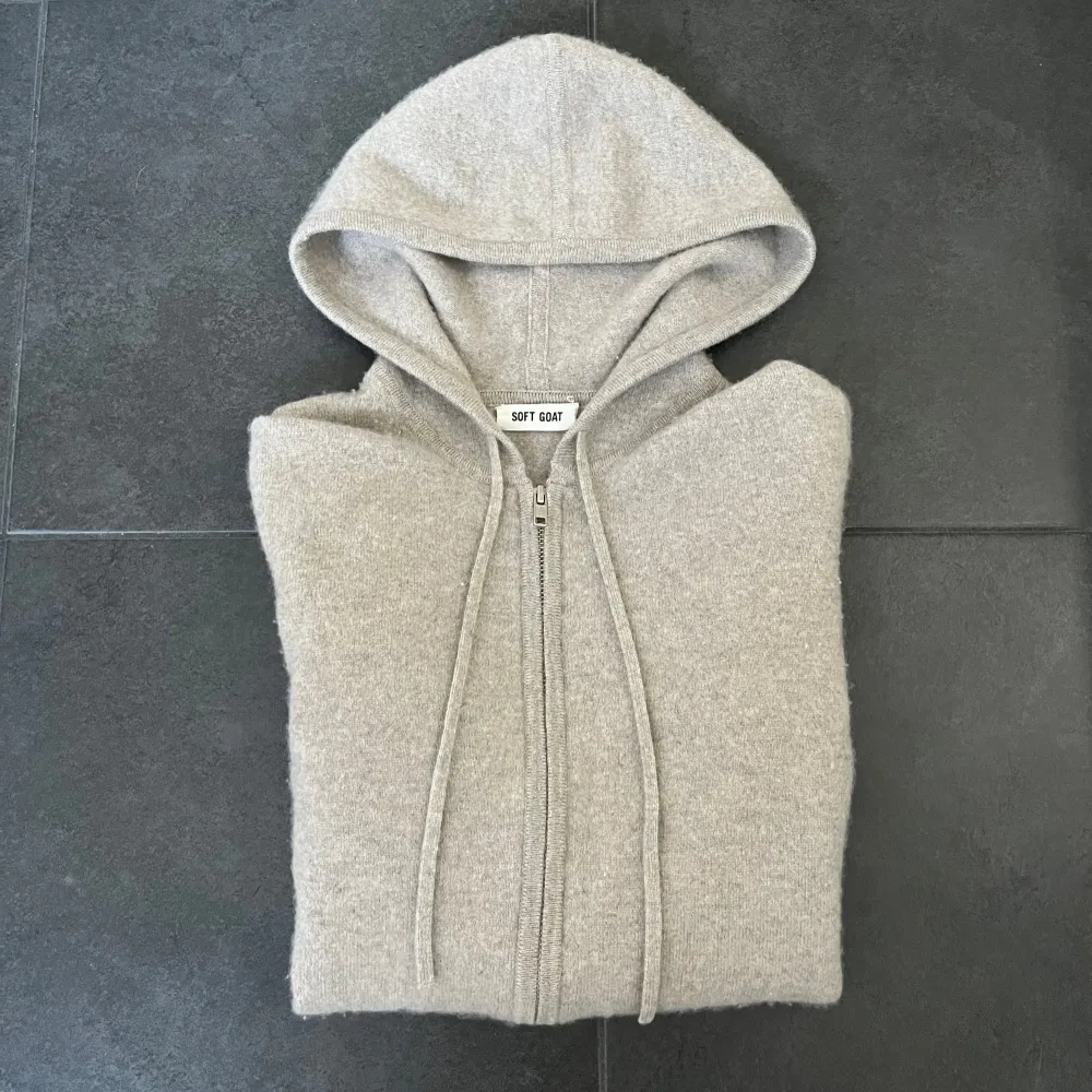 Tja! Säljer nu denna riktigt schyssta zip tröjan från Soft goat | Skick 9/10 (Liten skada med lappen i tröjan) | 100% Kashmir i materialet | Storlek small (S) | Nypris 2600kr, Mitt pris = 999kr | Hör av er vid frågor och funderingar! Mvh Mackan🍾. Tröjor & Koftor.