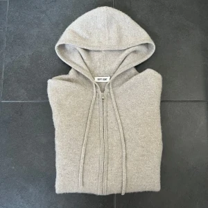 Soft goat zip - Zip tröja från Soft goat | Skick 9/10 | 100% Kashmir | Storlek small (S) | Nypris 2600kr, Mitt pris = 999kr | Hör av er vid frågor och funderingar
