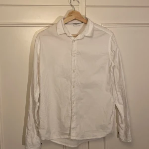 Vit skjorta  - Tunn vit bomullsskjorta från Kappahl. Perfekt när du ska vara finare klädd! Skick:9/10(något skrynklig men knappt använd)