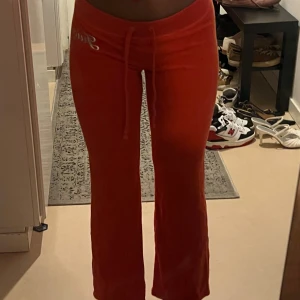 vintage juicy couture byxor - bootcut, använde en gång till min inspark🧡 köpte för 450 på depop