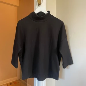 3/4 tröja - 3/4 tröja med liten krage från Carin Wester. Knappt använd, nypris 399