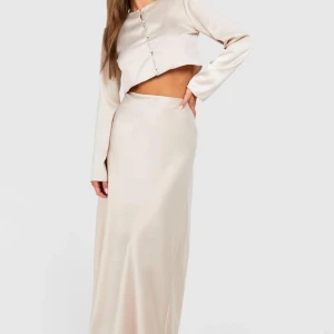 Satin kjol - Satinkjol från Boohoo. Aldrig använt och med prislappen kvar😊modellen på bilden när strl 38