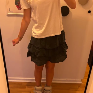 Mörkgrön volang kjol  - En supersöt mörkgrön volangkjol från brandy melville!! 🩷 bara använd 2 gånger och inga tecken på användning, köpt i Italien för ett år sedan. Storlek står inte men skulle säga S! ❣️ 