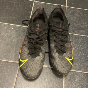 Nike mercurial fotbollskor - Bra skick, bara lite smutsiga. Dem är ett par år gamla men användes bara i ca 8 månader. Nypric ca 3000kr 