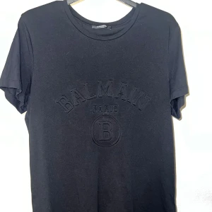 Balmain t-Shirt - Säljer min Balmain t-shirt som är i storlek medium. Den är använd ett fåtal gånger och är i nyskick. Nypris är 3750kr och mitt pris är 1350kr