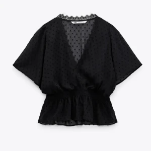 Svart blus  - Så fin svart blus från zara. Storlek M men passar mig som oftast har storlek S. 💕Köpt för 400kr 