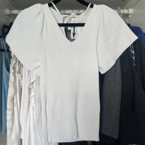 Only tröja  - Säljer denna super fina tröja från only med köpt på salt! Använd ett fåtal gånger och har inga defekter, skriv för frågor! 