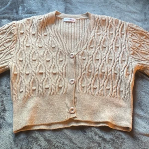 Jolio & Co stickad kofta - Jätte bra skick! Använd endast 1 gång 💞 Det står tyvärr ingen storlek men skulle kunna säga S!