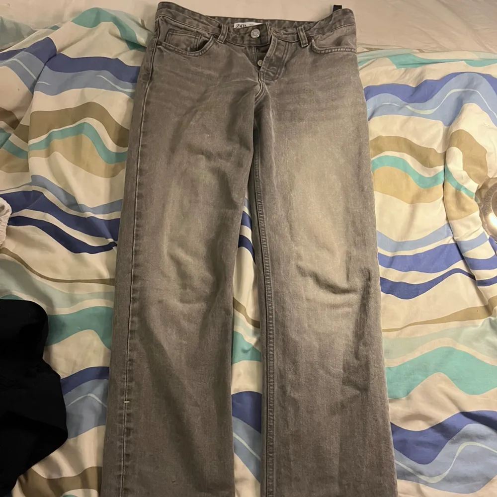 Gråa jeans från Zara. Säljer då det inte är min stil längre. Använda ett par gånger. Väldigt bra skick förutom att det saknas en knapp vid gylfen, se bild 5. Inget märkbart💞. Jeans & Byxor.