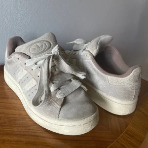 Campus 00s - Säljer mina älskade Adidas campus 00s i färgen ”Wonder beige”. Storleken på skorna är 36 2/3 men passar mig som har 37💞