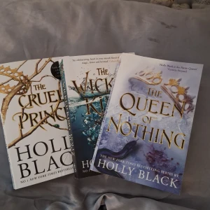 The folk of the air series - Säljer alla 3 böckerna i the folk of the air serien.  Köp alla för 200 eller 90kr/st  The cruel prince kostar 30kr då den är vatten skadad men inget som påverkar textkvaliten (se sista bilden)