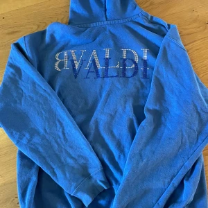 Blå Bvaldi Hoodie - en blå bvaldi hoodie i hyfsat skick ändå blir inte använd längre 