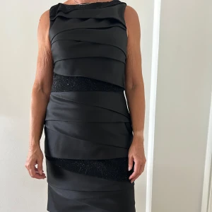 Superfin klänning från Alex Evenings - inga tecken på använding, använd ca. 1 gång. Säjer den pga av att jag inte har någon användning för den längre. Köparen står för frakt! Storlek 10 men passar bra på mig som har M.