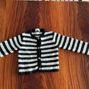 Randig tjocktröja 💖 - Snygg svart🖤och vit🤍 tjocktröja med guldiga knappar, storlek 146/152 för 11-12✨🤩