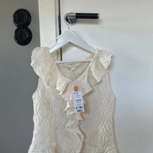 Blus från gina💗💗 - Fin, oanvänd blus från gina som har prislappen kvar, storlek 158/164 men skulle säga att den passar på mig som har xs💗💗